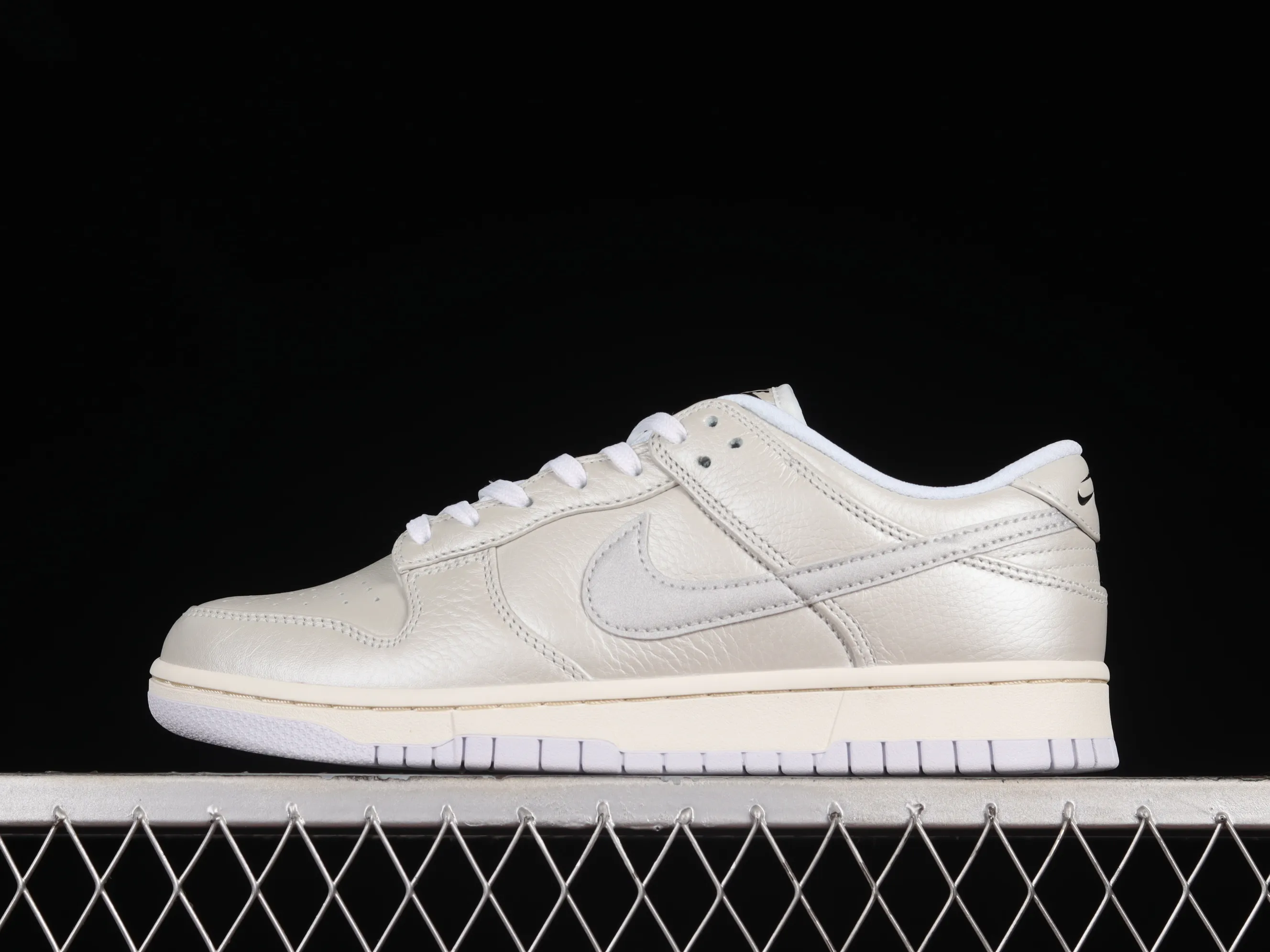 All Categories Nk SB Dunk Series Nk SB Dunk Low Low-top sneakers F version Nk Dunk Low "Metallic Silver" Metallic silver SB low-top sports and leisure sneakers DX3197-095